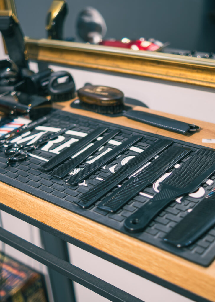 Doświadczony barber Gorzów Wielkopolski wykonuje klasyczne golenie brzytwą w Picasso Barber Shop, dbając o precyzję i komfort klienta.