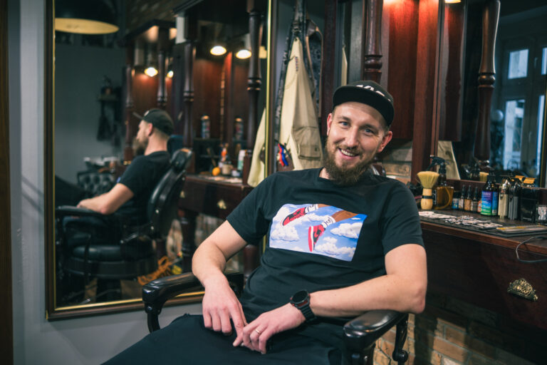 Doświadczony barber Gorzów Wielkopolski precyzyjnie modeluje fryzurę klienta w Picasso Barber Shop, dbając o każdy detal.