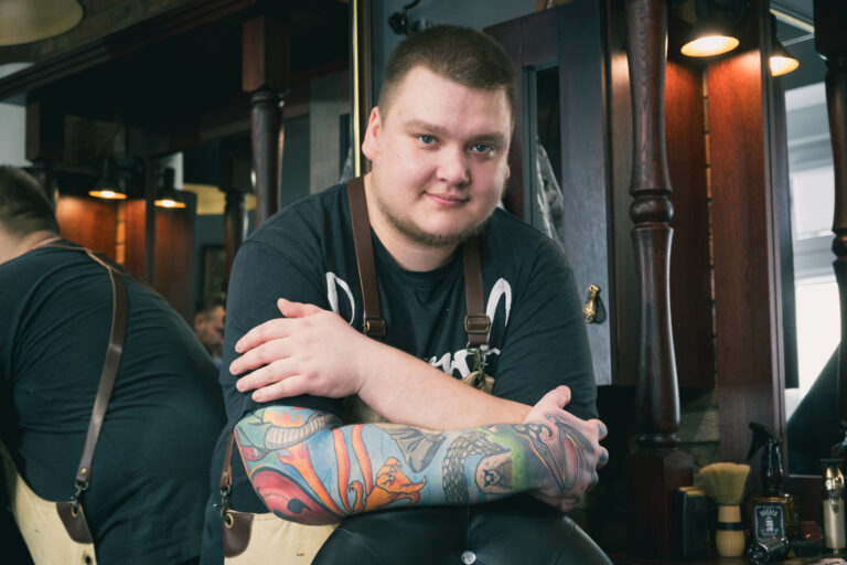 Klient w fotelu, a profesjonalny barber Gorzów Wielkopolski z precyzją modeluje jego brodę w Picasso Barber Shop.