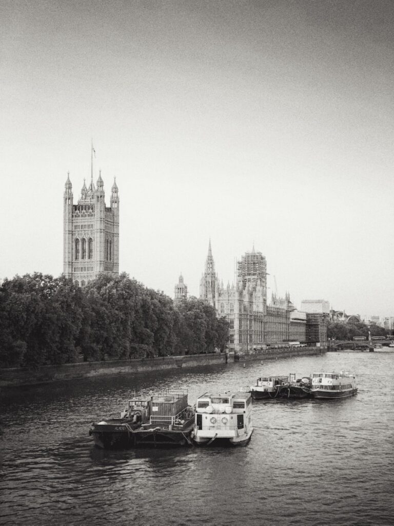 Gorzów Wielkopolski stylizujący męską fryzurę w profesjonalnym barbershopie.